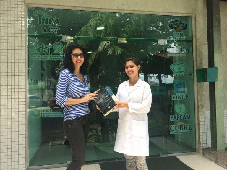 Pint of Science: Sorteada do evento visita o LEEM e ganha duas obras produzidas pelos pesquisadores