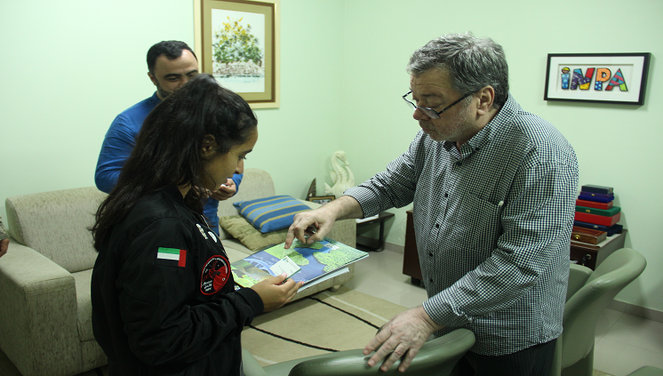 Emiradense Alia Mansoori, aspirante a cientista, visita instalações do Inpa